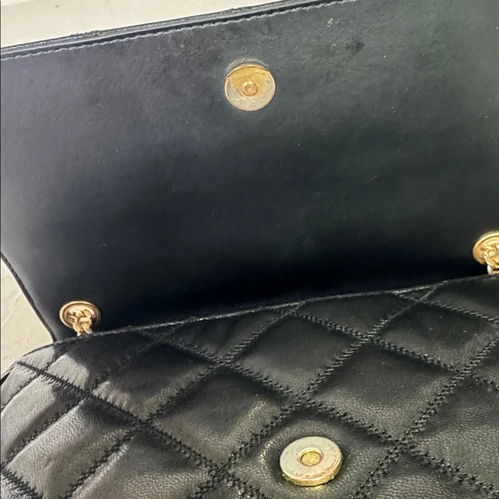 Tory Burch Willa in Volcanic Stone Black Quilted Chain Shoulder Bag.